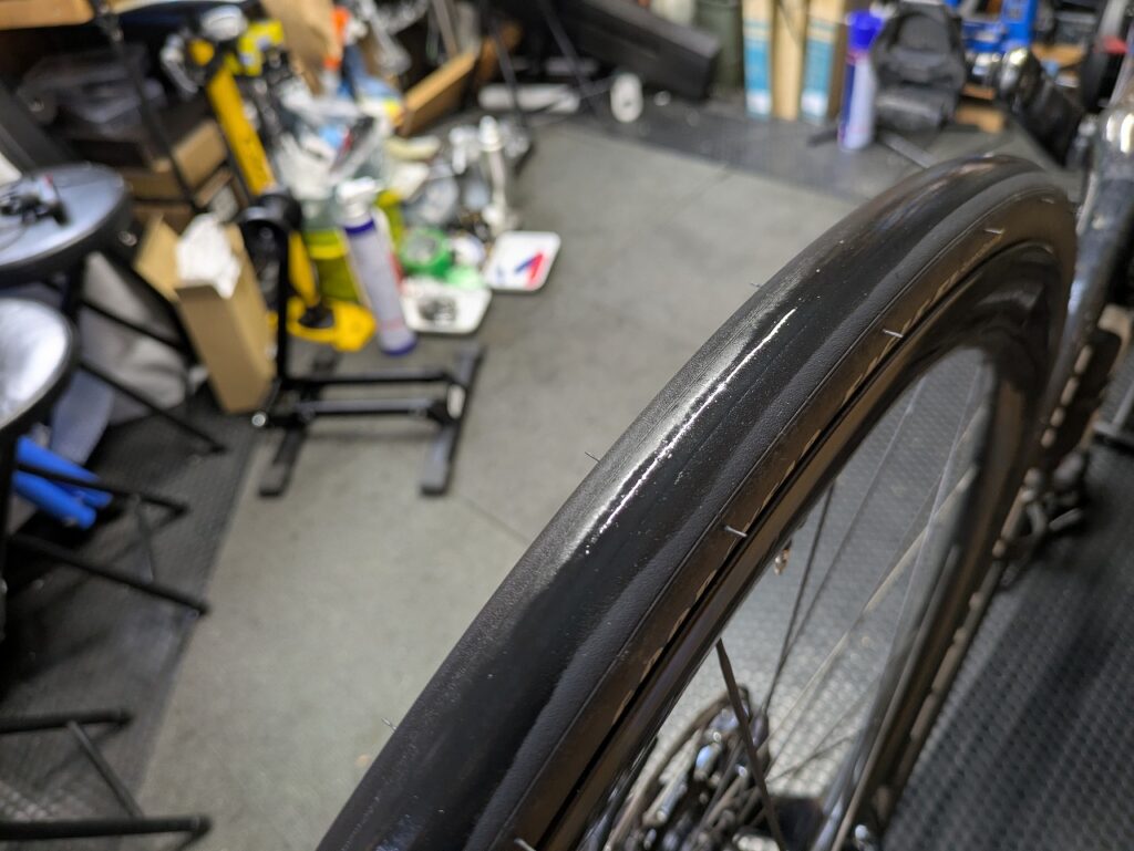 チタンの鎧 LOADを施工したロードバイクタイヤの表面。施工直後の状態です。