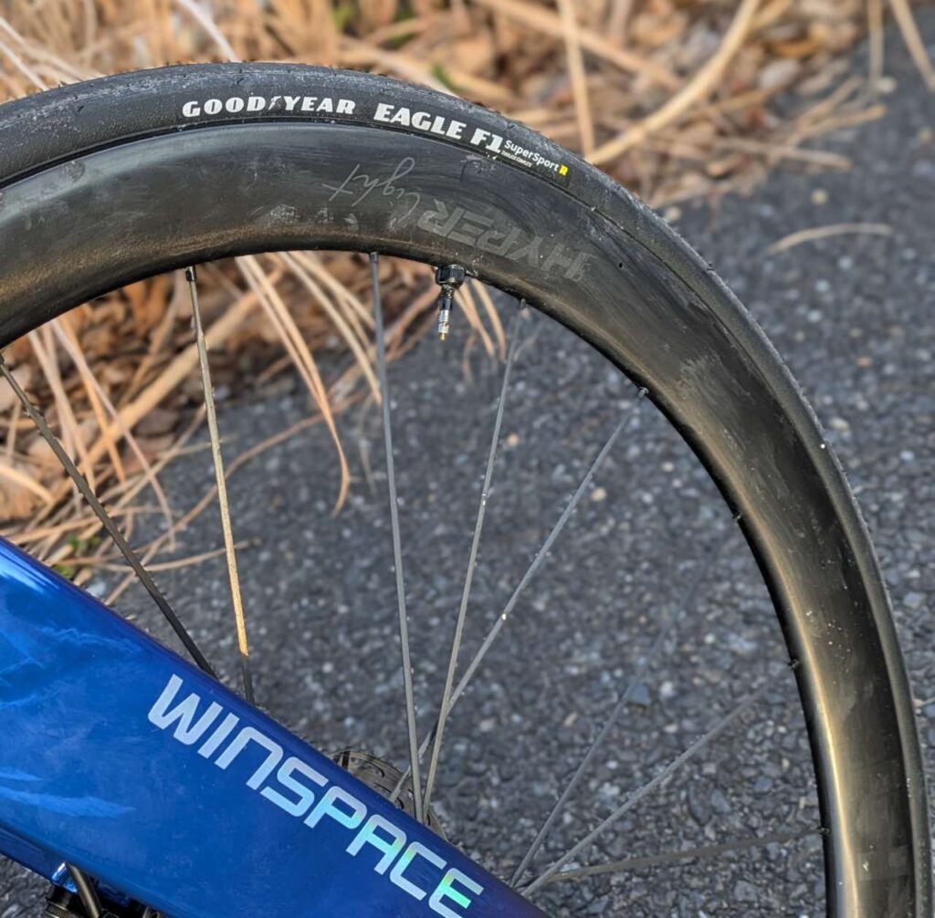 ロードバイクに装着したハイエンドレースタイヤ