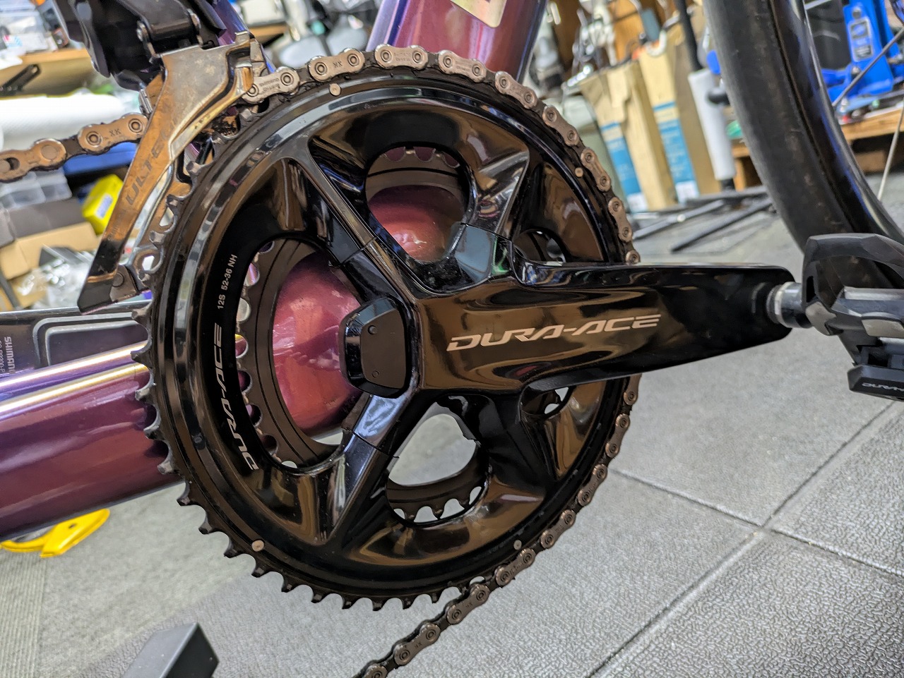 ロードバイクに取り付けられたDURA-ACEパワーメータークランク