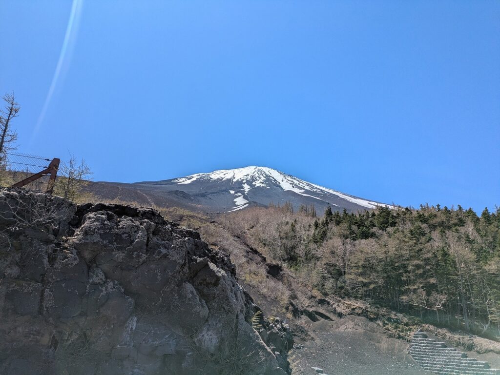 富士ヒル試走時に見えた富士山。標高が上がる富士ヒルでの高地順応について考える場面です。