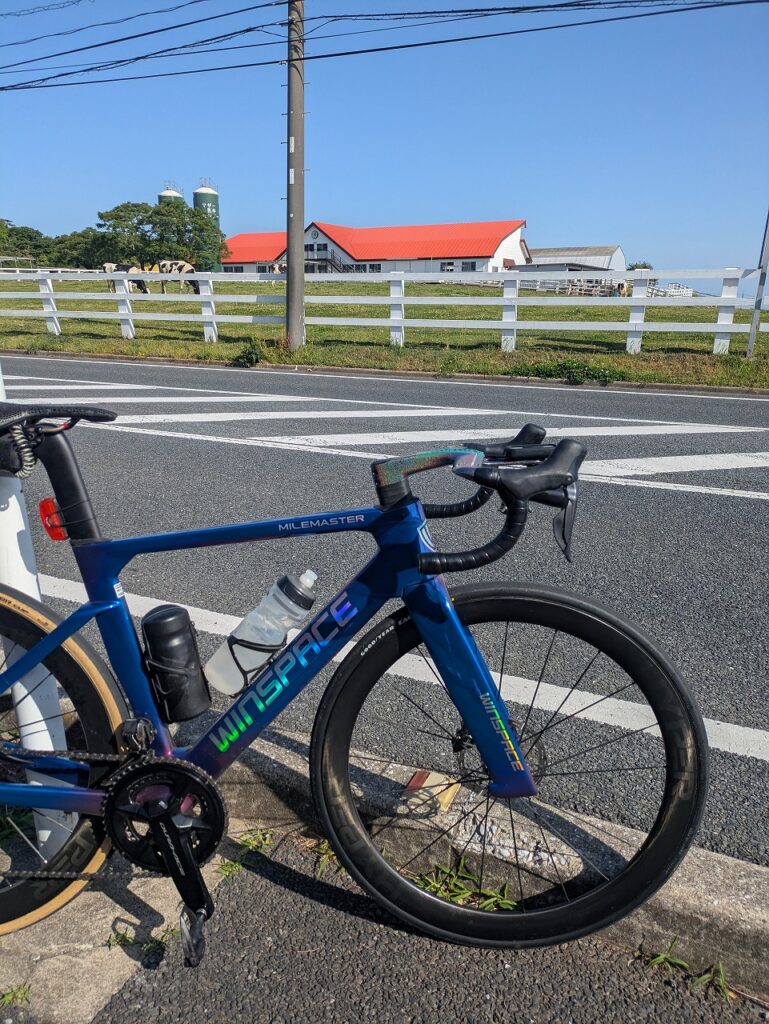 鹿野山での1回目の登坂練習。ロードバイクと牧場前の風景です。