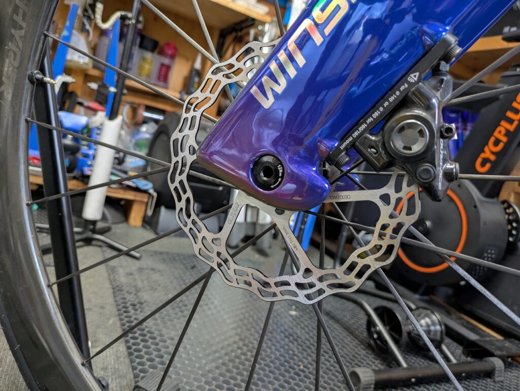 ロードバイクのフロントホイールに装着したGalfer Disc Wave Rotor。