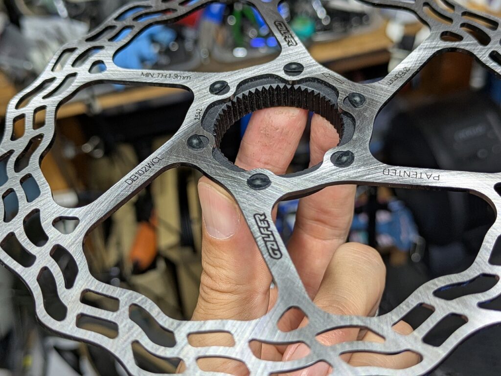 Galfer Disc Wave Rotorのセンターロック部と制動面のベンチレーションホール。