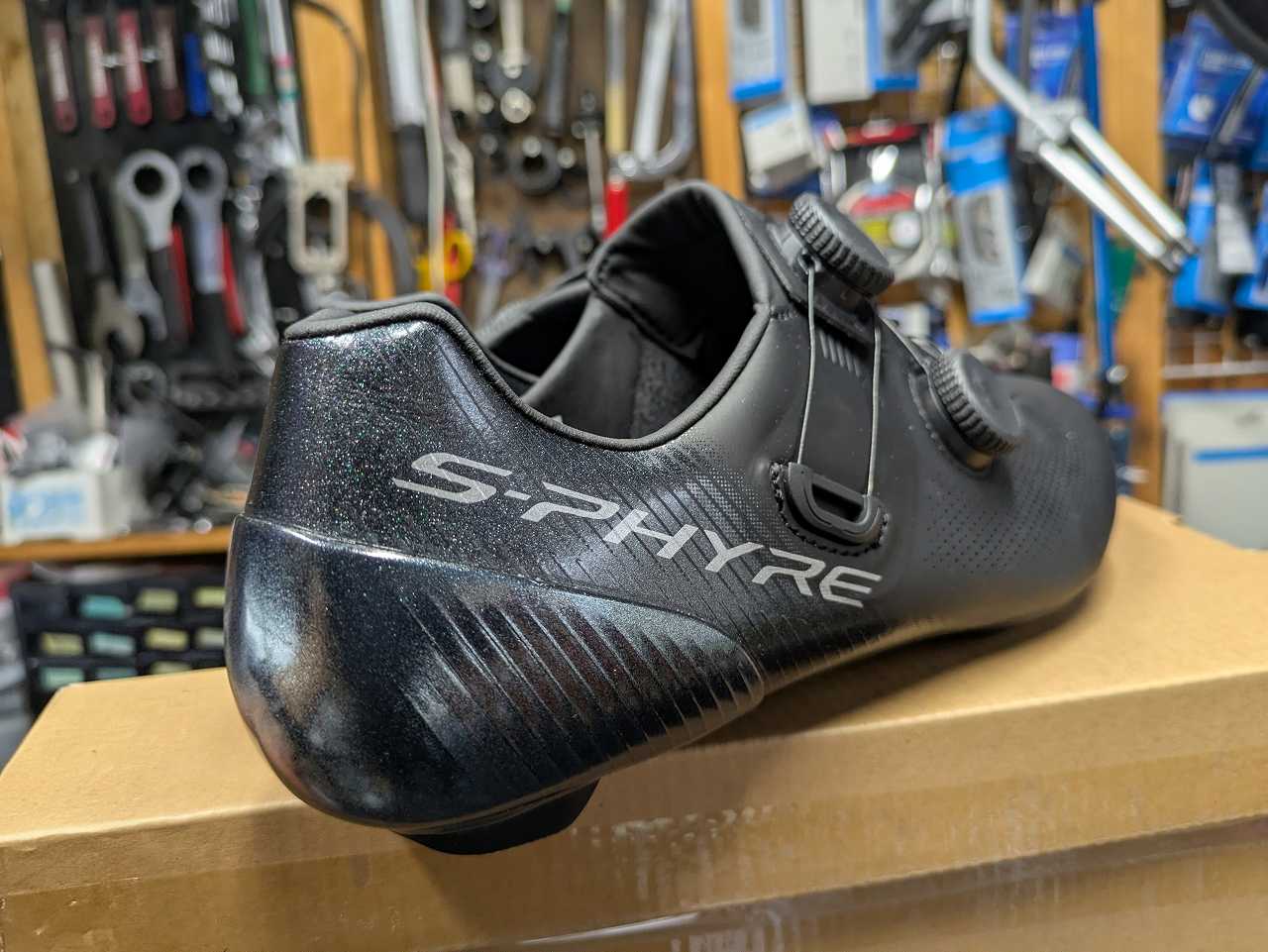 新品の黒いSHIMANO S-PHYRE RC903ロードシューズ