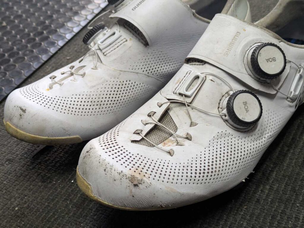 3年半以上使用して汚れや傷が目立つ白いSHIMANO RC903のアッパー