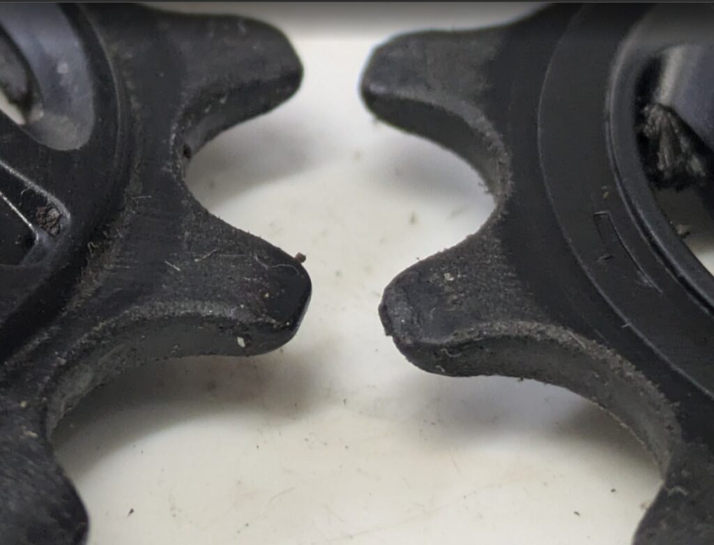 SHIMANO 12速プーリーの歯先を拡大し摩耗状態を比較している画像