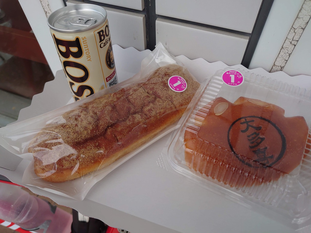 ライド途中に外で食べる袋入りのパンと缶コーヒー