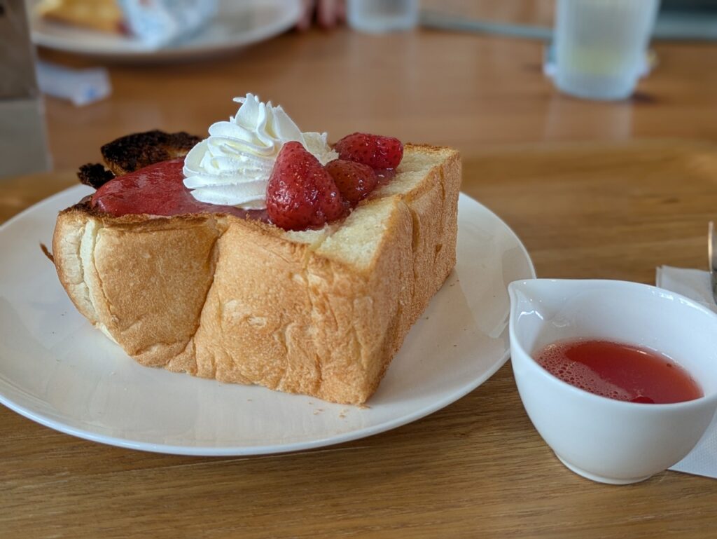 いちごとホイップクリームがのった厚切りトースト