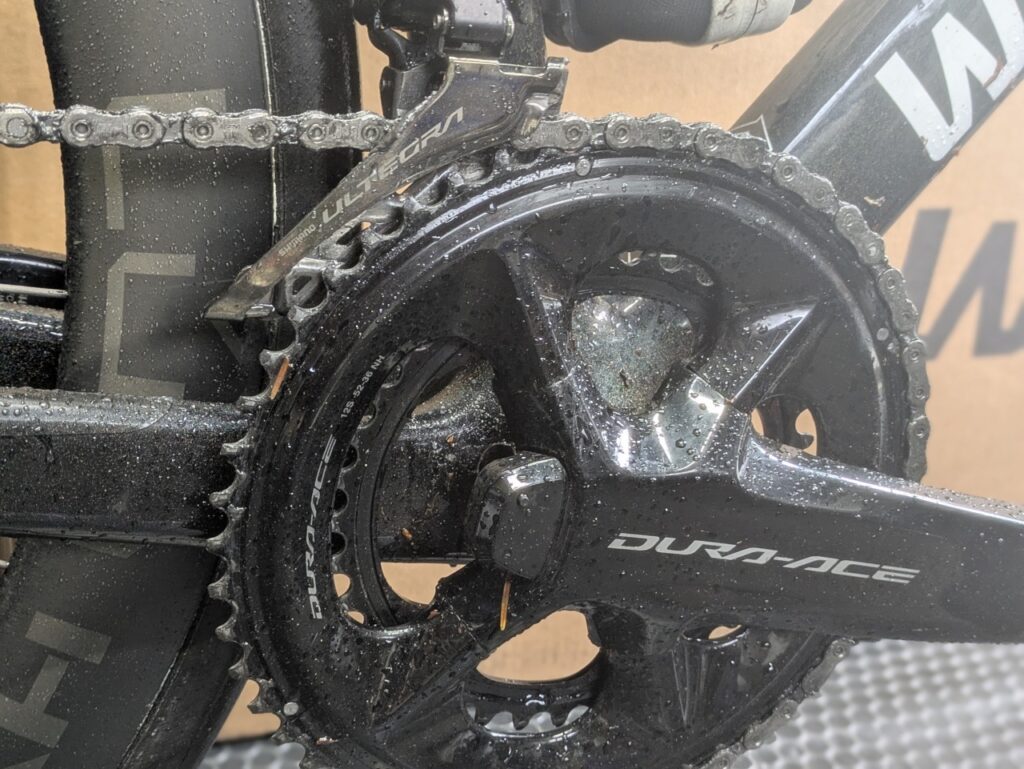 雨天走行後のロードバイクのチェーン、フロントディレイラー、クランク周りが濡れて汚れている様子。