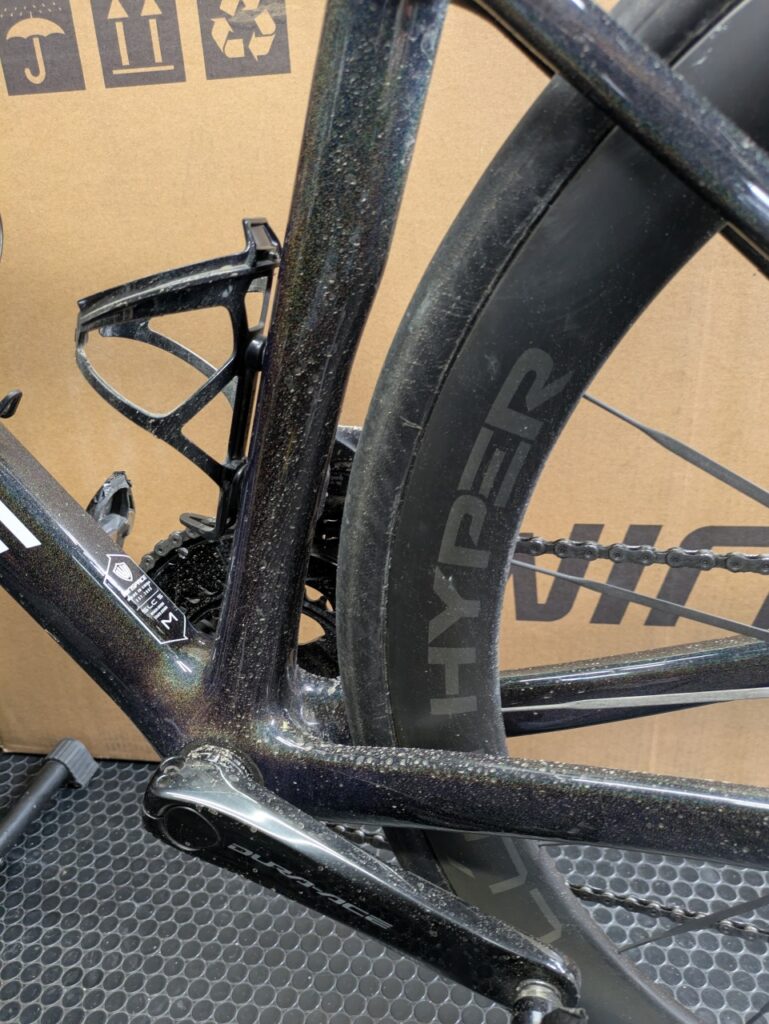 雨天走行後に乾いたロードバイクのフレームやクランク周りに、細かな砂汚れが付着している様子。