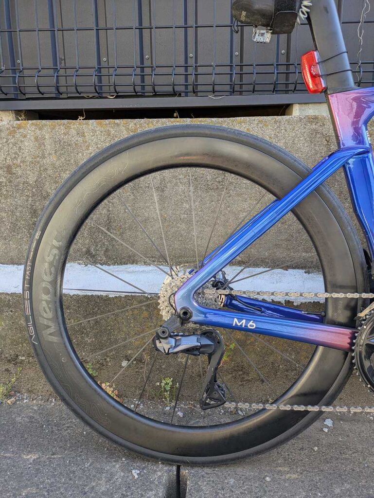 Nepest NOVA 55mmリアホイールを装着したロードバイクの後輪周り