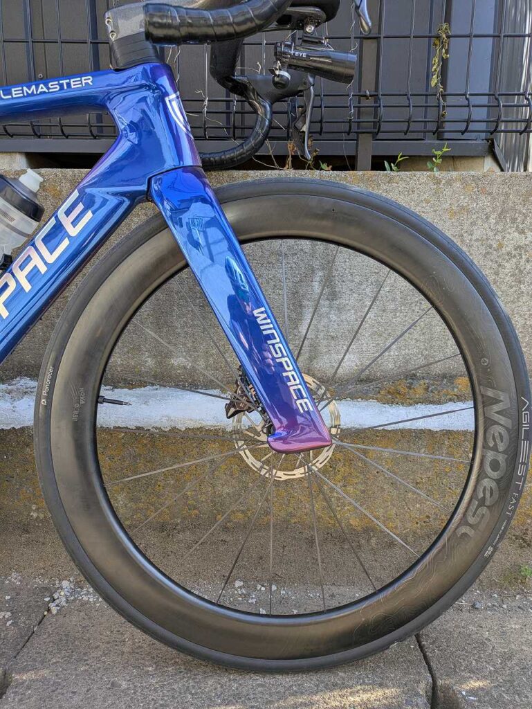 Nepest NOVA 55mmフロントホイールを装着したロードバイクの前輪周り