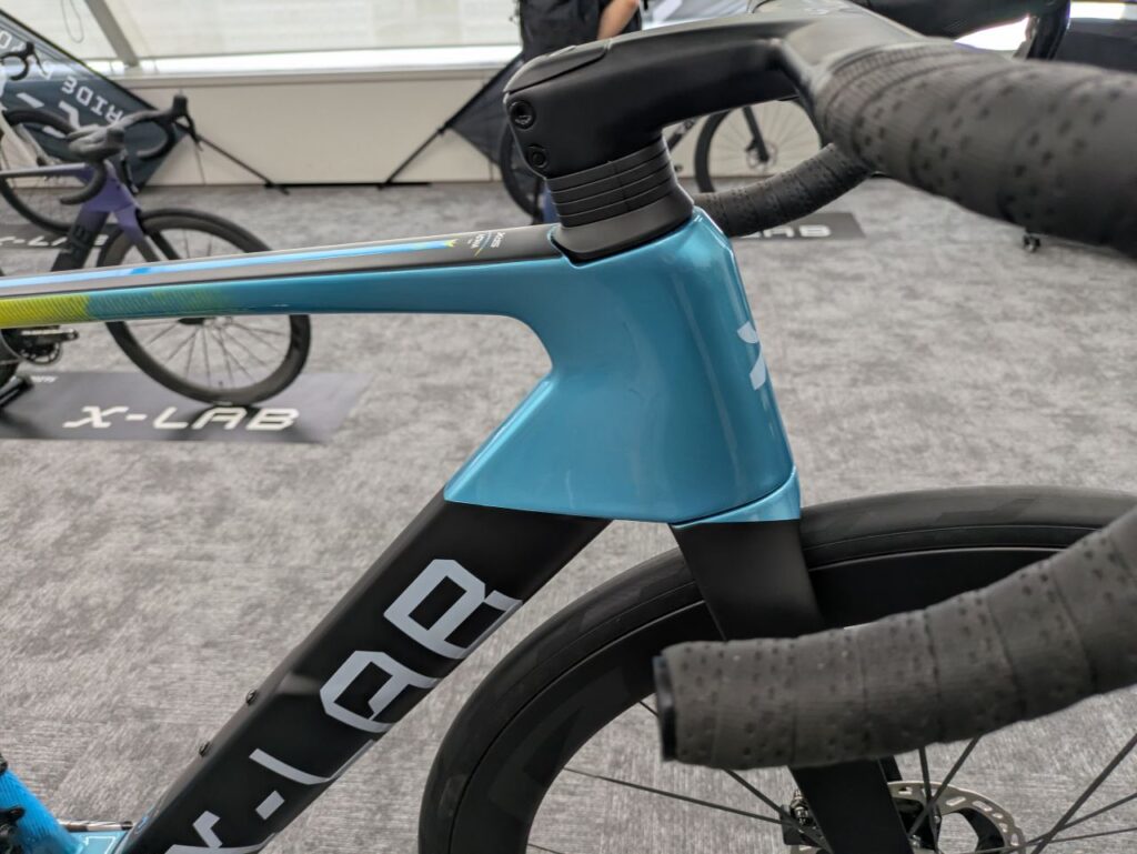 x-lab-ad9-headtube-integrated-cockpit.jpg