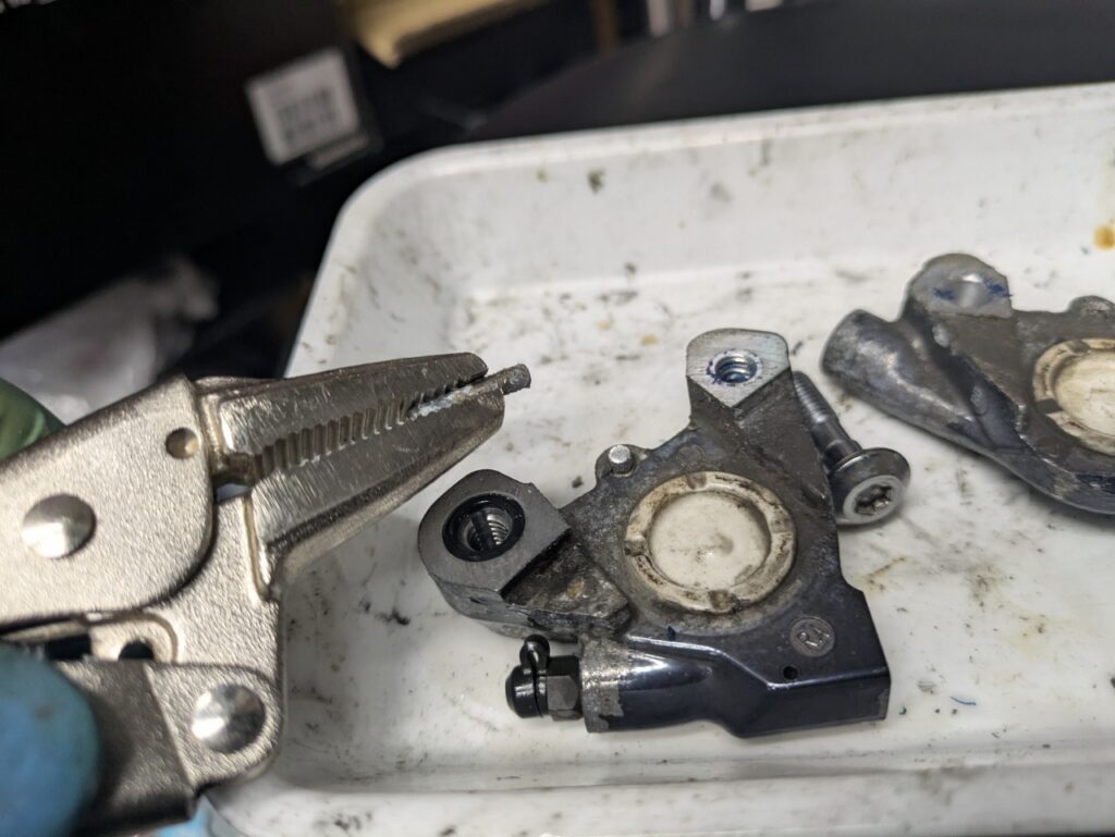 折れても外れなかったディスクブレーキのパッドアクスルボルト