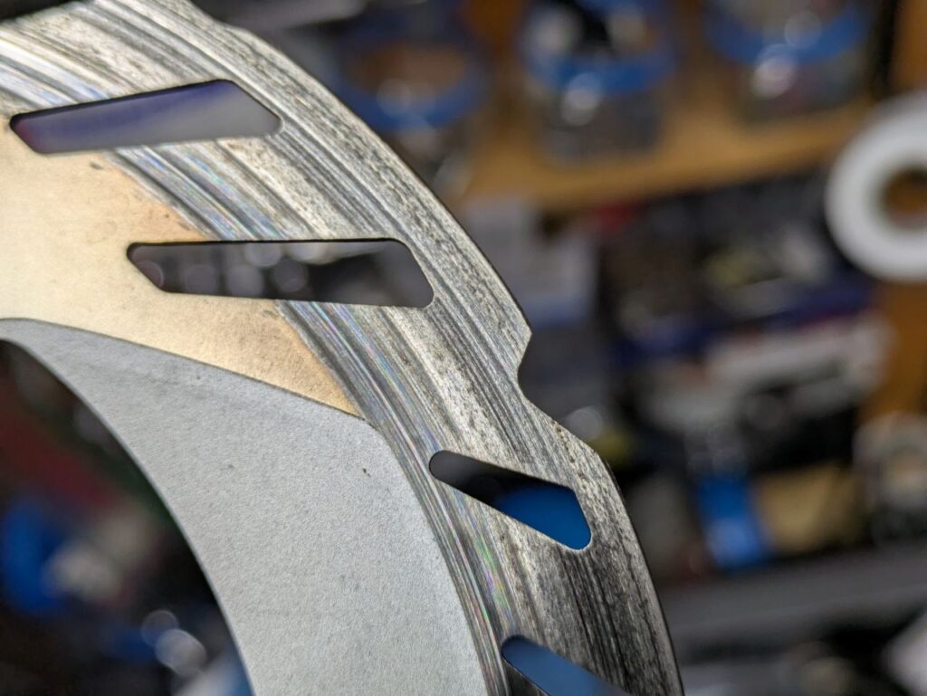 摩耗が進んだロードバイク用ディスクブレーキローターの制動面