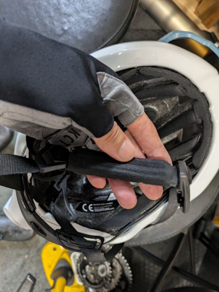LIMARのヘルメットに汎用あごひもパッドを取り付けた様子
