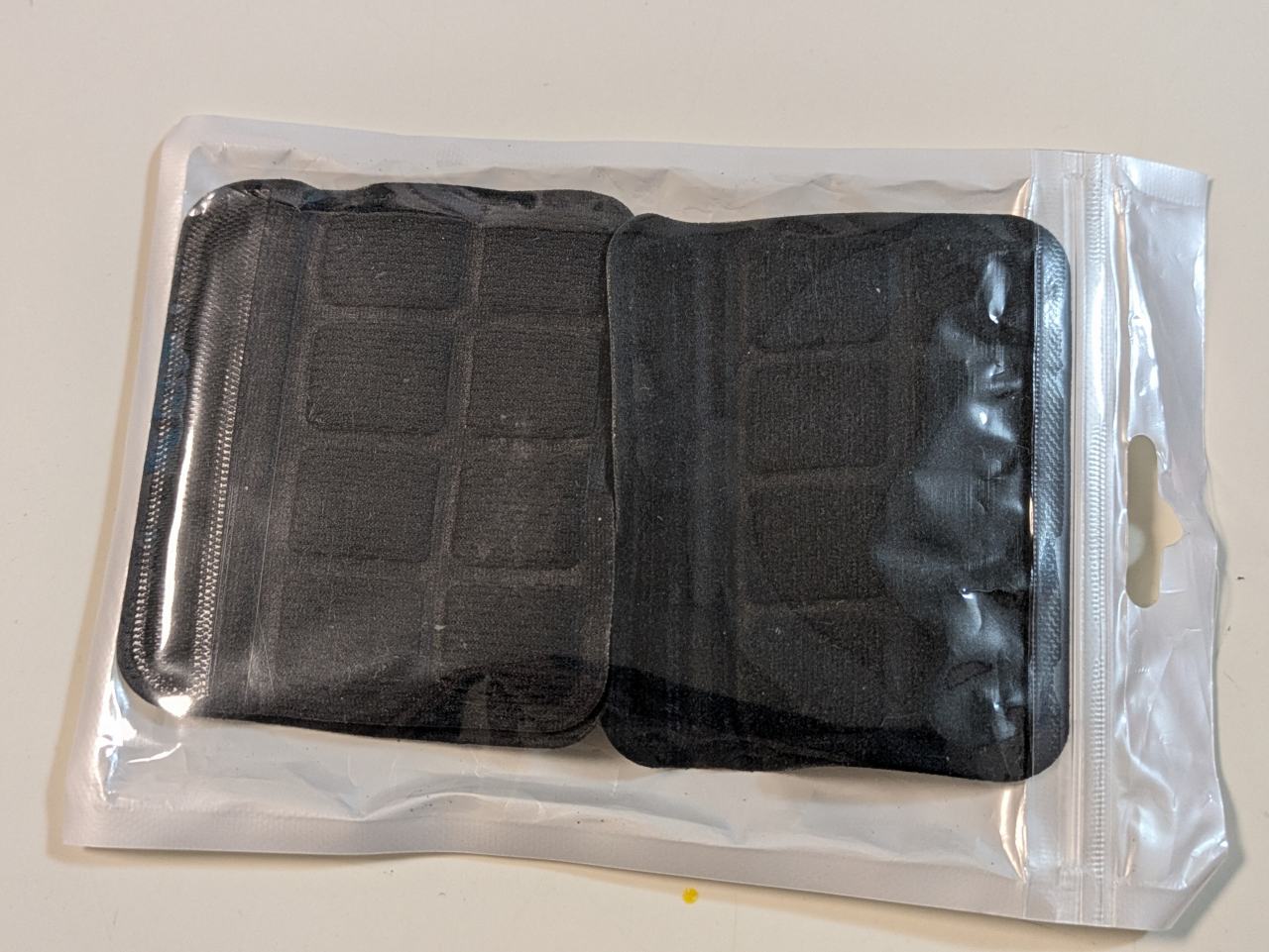 パッケージに入った状態のヘルメット用あごひもパッド汎用品