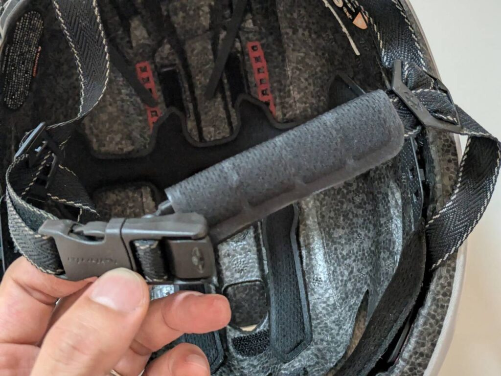 OGK KABUTO AERO-R2のあごひもに汎用パッドを取り付けた様子