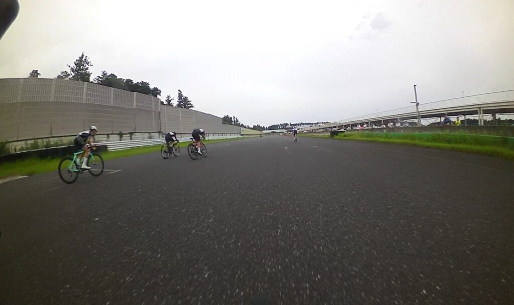 最終コーナーを抜けてホームストレートで先行する選手を追う車載映像