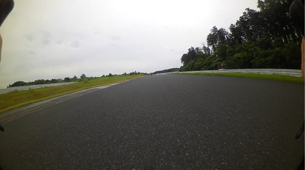 袖ケ浦フォレストレースウェイで集団の先頭を走る車載映像